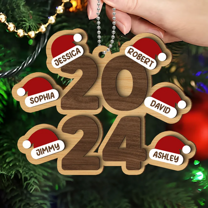 Personalisierter Weihnachtsanhänger 2024 mit Namen und Weihnachtsmützen