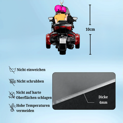 Paar auf Motorrad - Autoanhänger aus Acryl mit Figuren und Namen