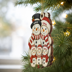 Personalisierter Holz-Weihnachtsanhänger mit Namen – Schneemannfamilie