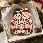 Personalisierter Holz-Weihnachtsanhänger mit Namen – Schneemannfamilie
