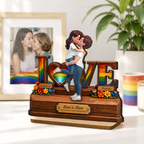Personalisierter LOVE-Holzaufsteller mit Regenbogenmotiv für LGBT-Paar