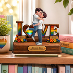 Personalisierter LOVE-Holzaufsteller mit Regenbogenmotiv für LGBT-Paar