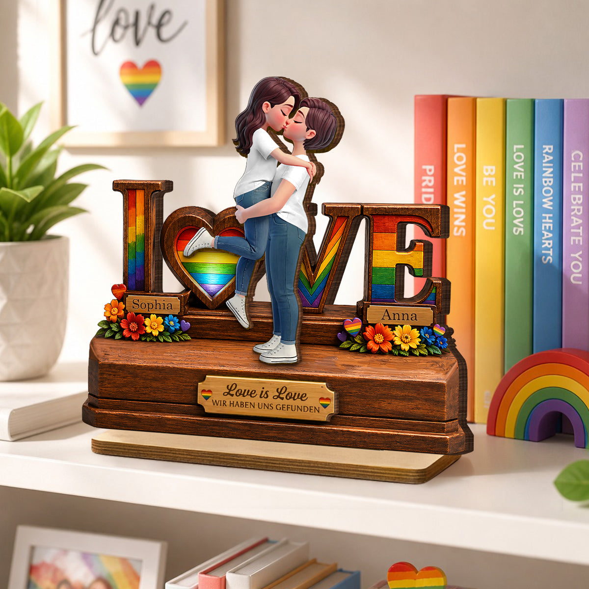 Personalisierter LOVE-Holzaufsteller mit Regenbogenmotiv für LGBT-Paar