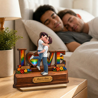 Personalisierter LOVE-Holzaufsteller mit Regenbogenmotiv für LGBT-Paar