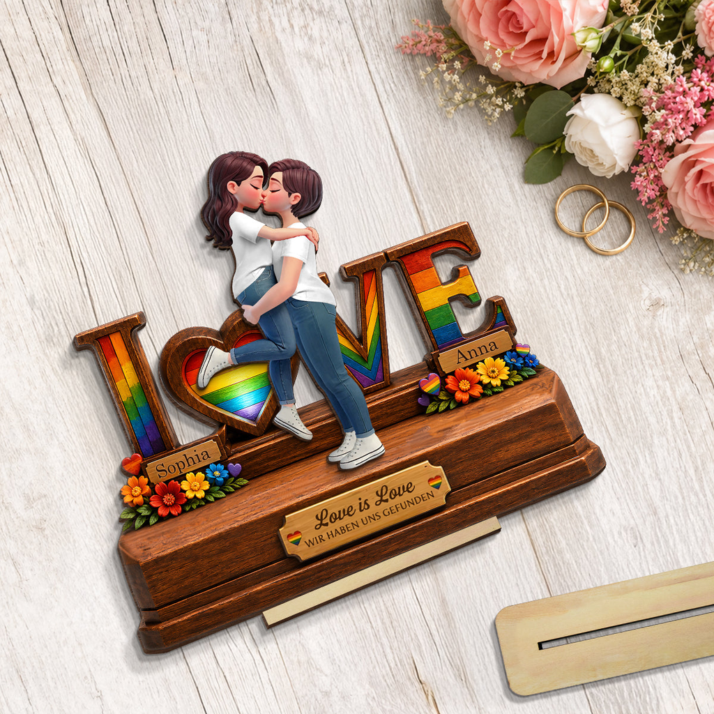 Personalisierter LOVE-Holzaufsteller mit Regenbogenmotiv für LGBT-Paar