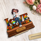 Personalisierter LOVE-Holzaufsteller mit Regenbogenmotiv für LGBT-Paar