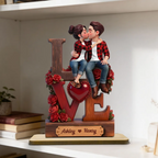 Küssendes Paar - Personalisierter Holzaufsteller mit Figuren und Namen
