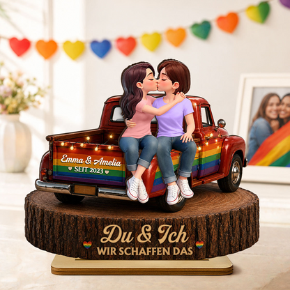 Love is Love - Personalisierter Holzaufsteller mit LGBT-Paar und Spruch
