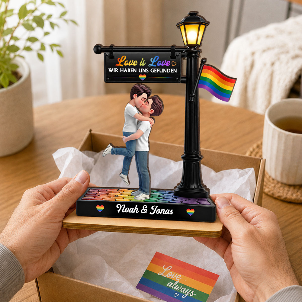 LGBT-Paar unter der Straßenlaterne - Personalisierter Holzaufsteller mit Regenbogenmotiv