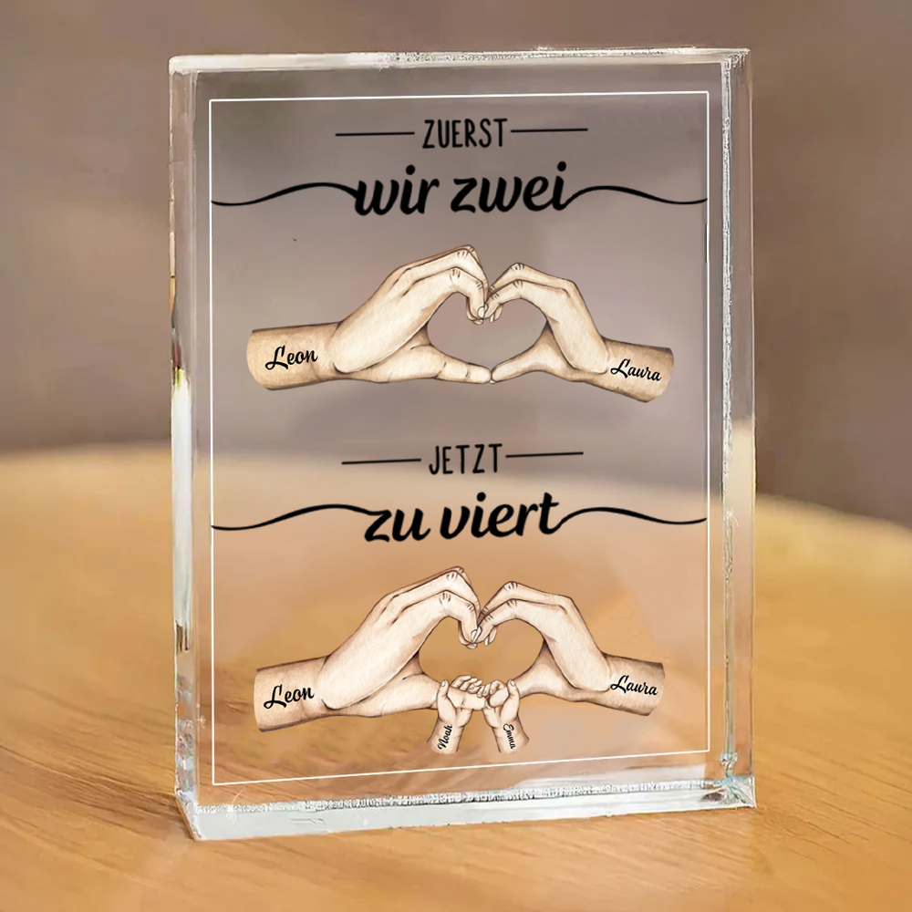Zuerst wir zwei, Jetzt zu viert...Personalisierter Acrylblock mit Hand-in-Hand-Motiv Geschenk für Mann und Frau