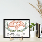 So sind wir zu dritt...Personalisierter Holzplakette mit Hand-in-Hand-Motiv Geschenk für frischgebackene Mama und frischgebackener Papa