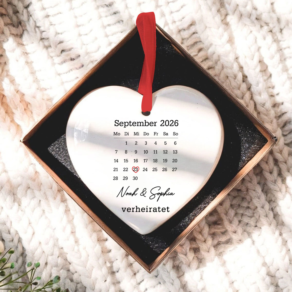 Personalisierter Keramik-Anhänger mit Kalender und Namen – zum Hochzeitstag