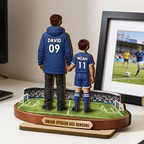 Fußballpapa und Kinder Personalisierter Holzaufsteller mit Trikots