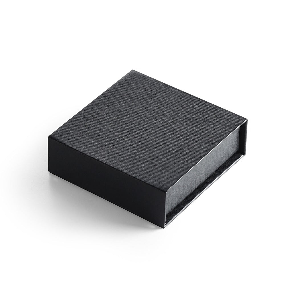 Schwarze Geschenkbox mit Magnetverschluss und Klappdeckel – 10 × 10 cm