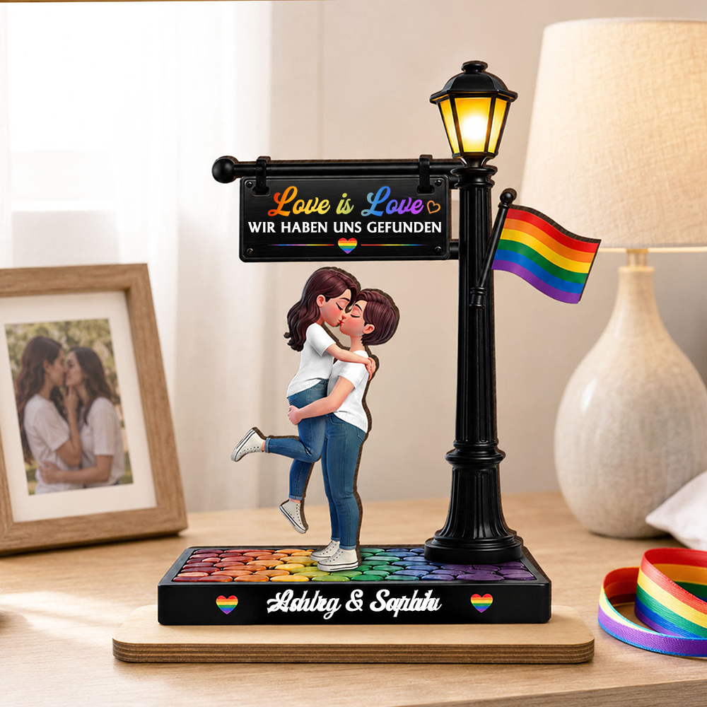 LGBT-Paar unter der Straßenlaterne - Personalisierter Holzaufsteller mit Regenbogenmotiv