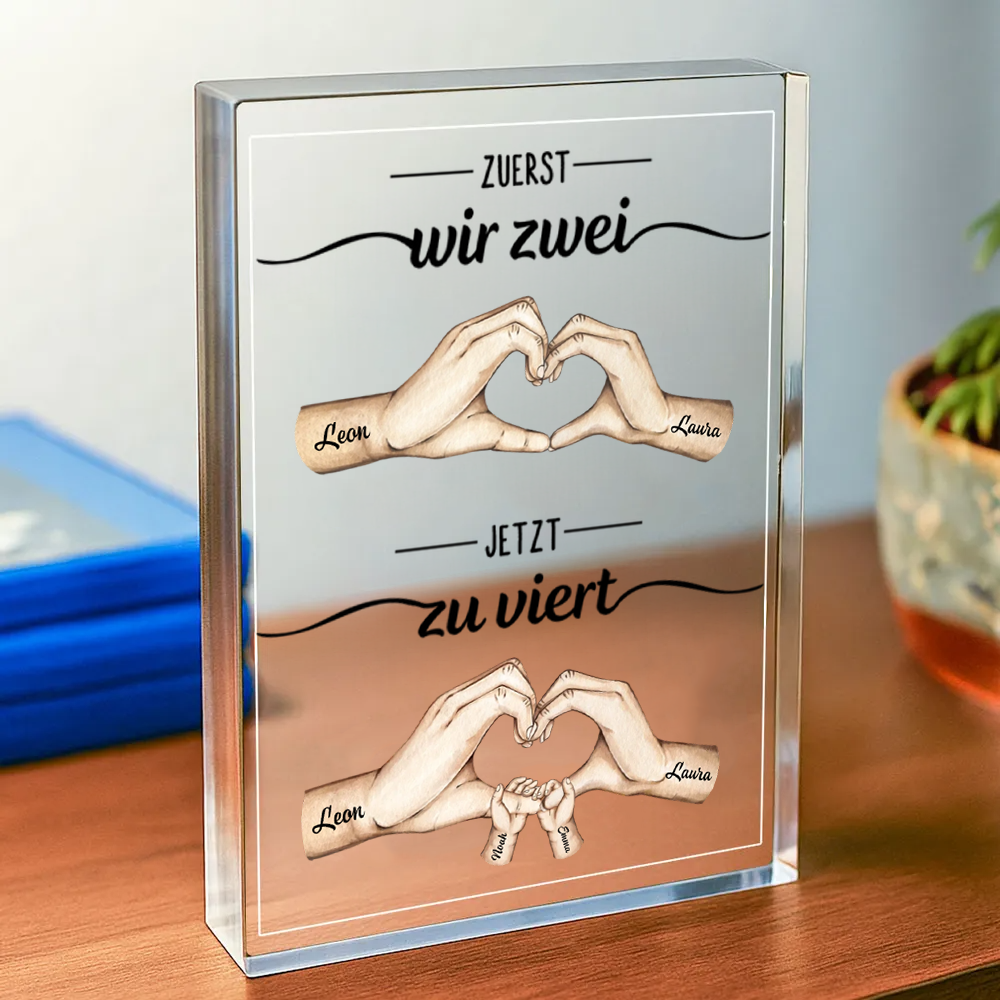 Zuerst wir zwei, Jetzt zu viert...Personalisierter Acrylblock mit Hand-in-Hand-Motiv Geschenk für Mann und Frau