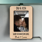 Personalisierter Sonnenblendenclip mit Foto & Spruch – für Paare