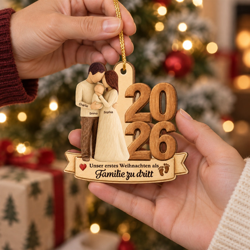 Personalisierter Holz-Weihnachtsanhänger mit Namen und Wunschjahr – Eltern mit Baby