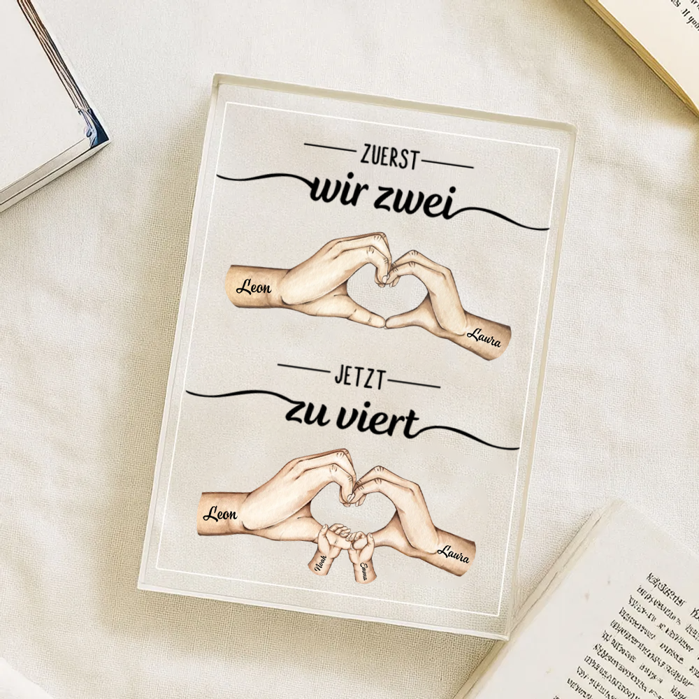 Zuerst wir zwei, Jetzt zu viert...Personalisierter Acrylblock mit Hand-in-Hand-Motiv Geschenk für Mann und Frau
