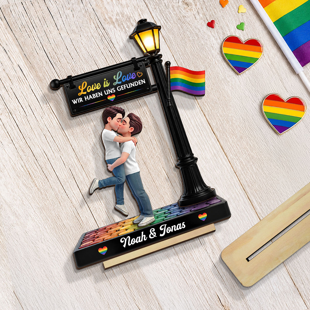 LGBT-Paar unter der Straßenlaterne - Personalisierter Holzaufsteller mit Regenbogenmotiv