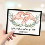 So sind wir zu dritt...Personalisierter Holzplakette mit Hand-in-Hand-Motiv Geschenk für frischgebackene Mama und frischgebackener Papa