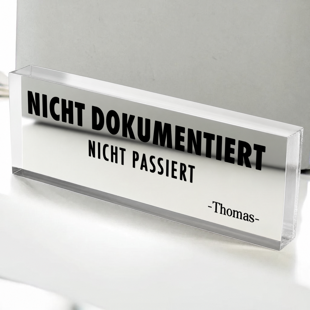 Personalisierter Acrylglasblock mit Spruch und Namen - Lustiges Namensschild fürs Büro
