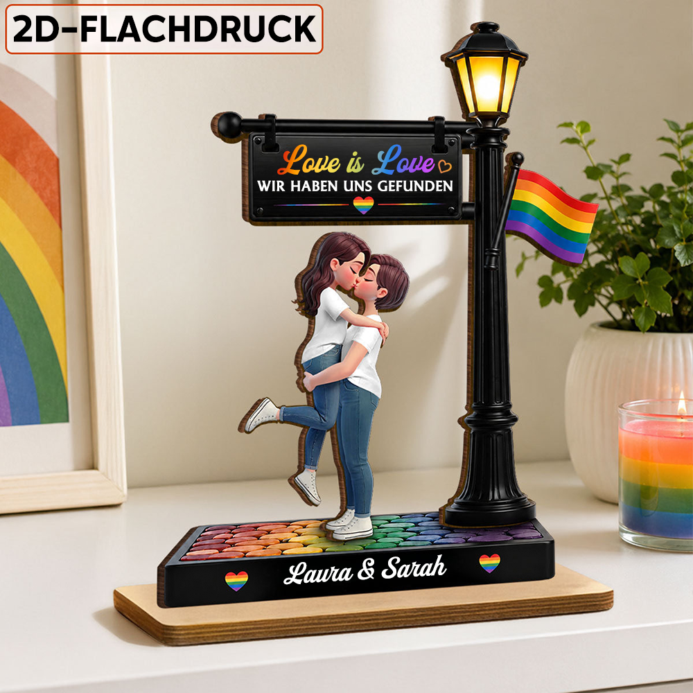 LGBT-Paar unter der Straßenlaterne - Personalisierter Holzaufsteller mit Regenbogenmotiv
