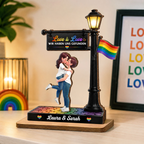 LGBT-Paar unter der Straßenlaterne - Personalisierter Holzaufsteller mit Regenbogenmotiv