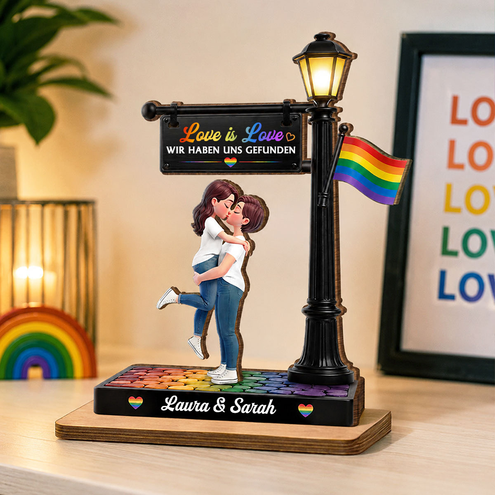 LGBT-Paar unter der Straßenlaterne - Personalisierter Holzaufsteller mit Regenbogenmotiv