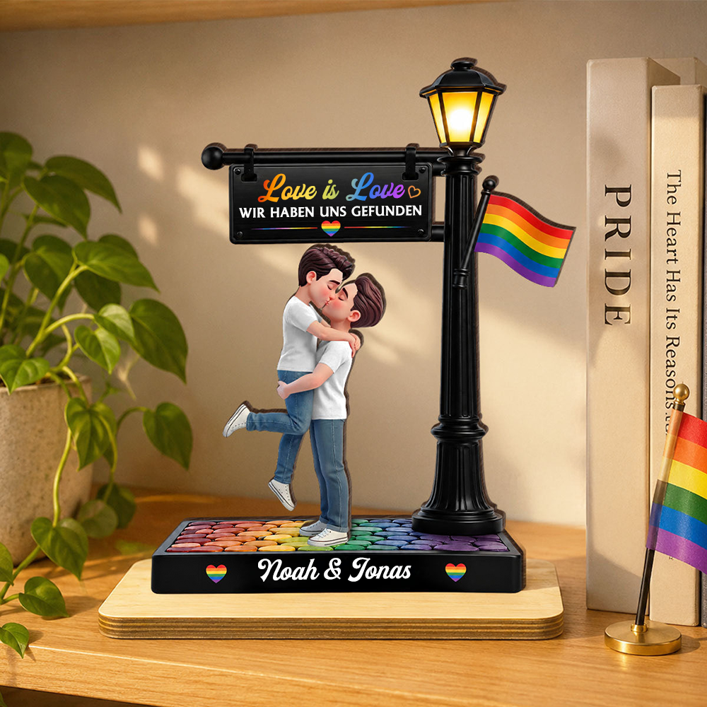 LGBT-Paar unter der Straßenlaterne - Personalisierter Holzaufsteller mit Regenbogenmotiv
