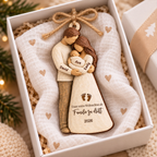 Personalisierter Holz-Weihnachtsanhänger mit Namen – Eltern mit Baby