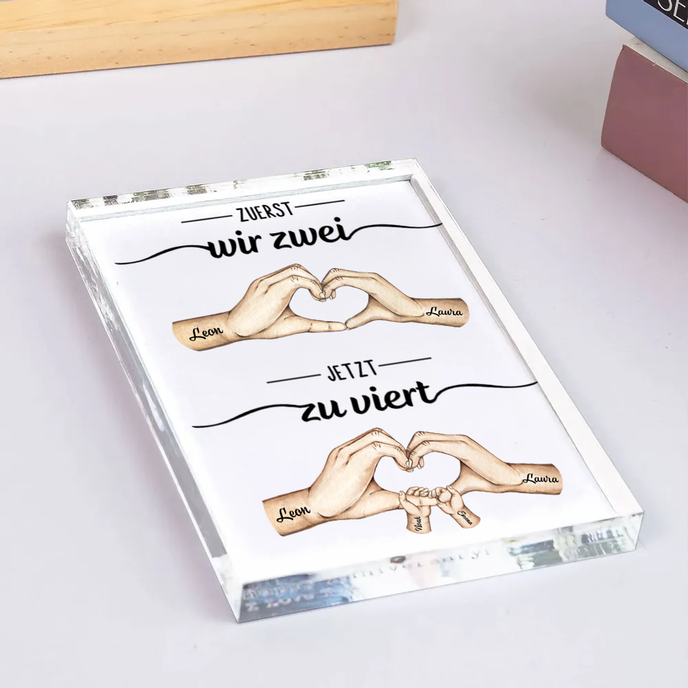 Zuerst wir zwei, Jetzt zu viert...Personalisierter Acrylblock mit Hand-in-Hand-Motiv Geschenk für Mann und Frau