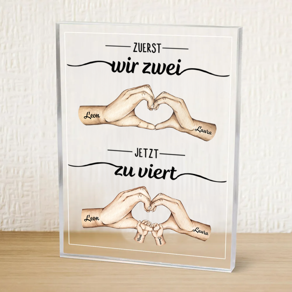 Zuerst wir zwei, Jetzt zu viert...Personalisierter Acrylblock mit Hand-in-Hand-Motiv Geschenk für Mann und Frau