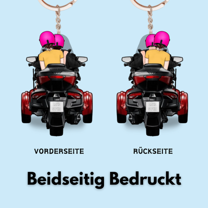 Paar auf Motorrad - Acrylschlüsselanhänger mit Figuren und Namen