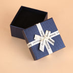 Geschenkbox mit Schleife – 9×9×4 cm